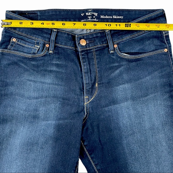 Signature Levi’s Strauss size 32 blue distressed stretchy skinny jeans like new - Picture 6 of 9